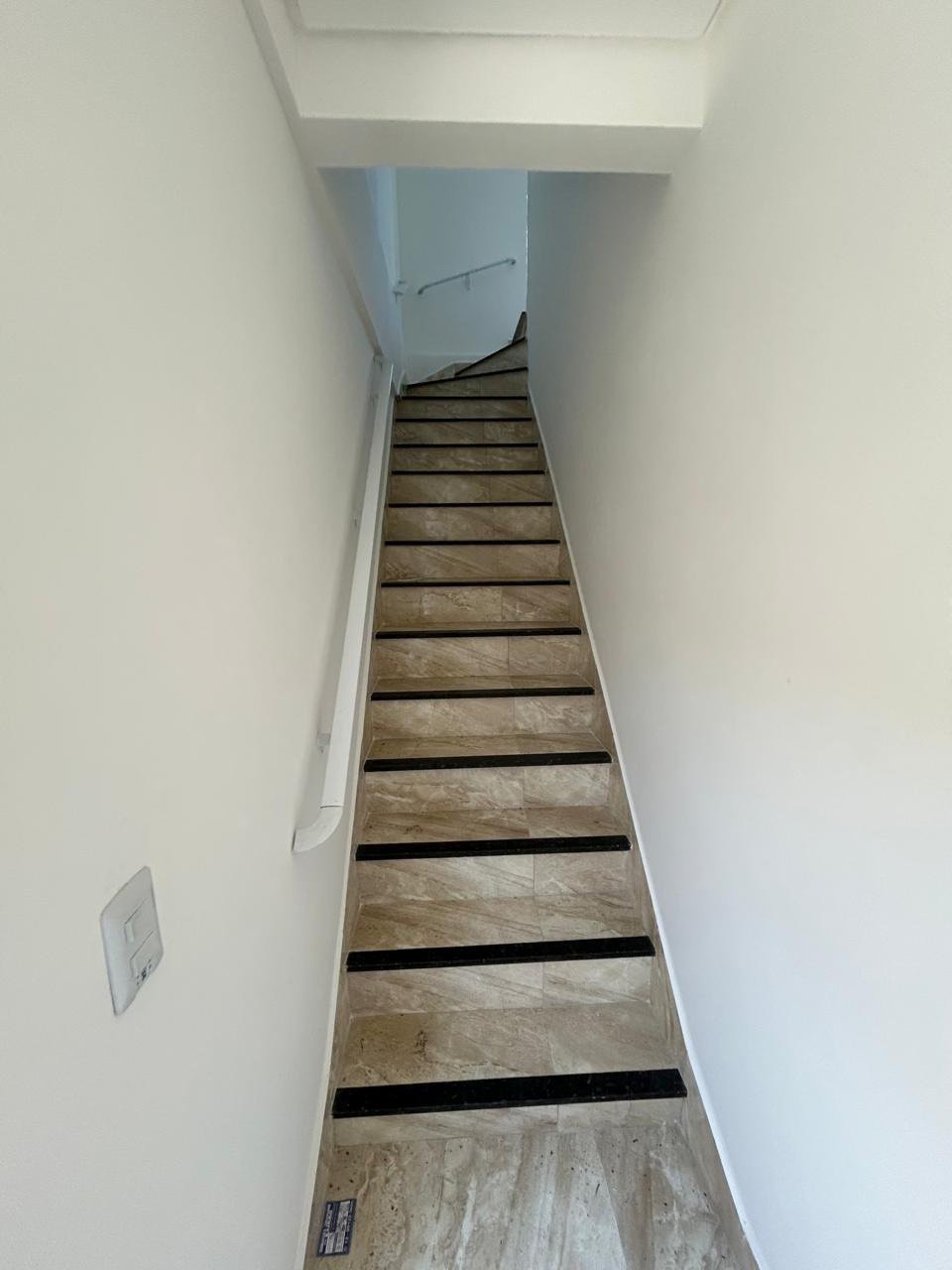Duplex à venda com 2 quartos, sendo 1 suíte, apenas 400m Mar