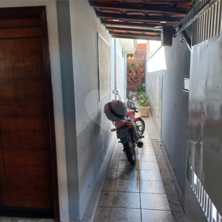 Casa Térrea com 3 dormitórios, sendo 1 suíte.