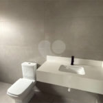 Sobrado de alto padrão no Swiss Park, totalmente reformado, com 4 suítes, piscina, elevador, espaço gourmet, 4 vagas e condomínio com lazer completo.