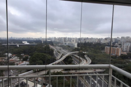 Apartamento com dois dormitórios sendo um climatizado, com duas vagas de garagem.