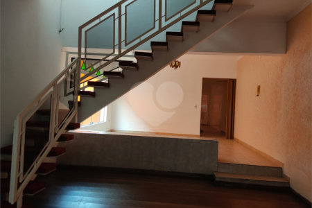 Sobrado à venda com 300m² e 4 dormitórios, localizado no bairro Jardim Cumbica.