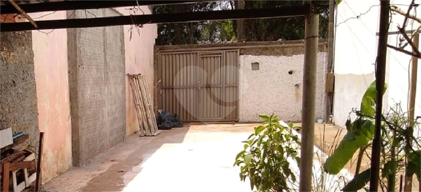Casa térrea com 2 dormitórios.