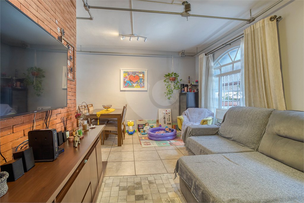 Sobrado à venda com 4 quartos, sendo 1 suíte, em Chácara Flora, São Paulo, SP
