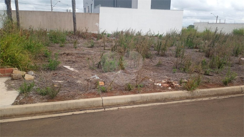 Lote no Jardim do Bosque, aceita financiamento ou aquisição de terreno e construção .