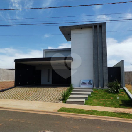 Casa no condomínio Parque Faber IV