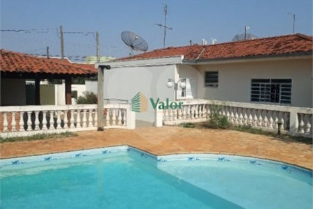 Ampla casa no condomÍnio Parque Fehr, contendo: