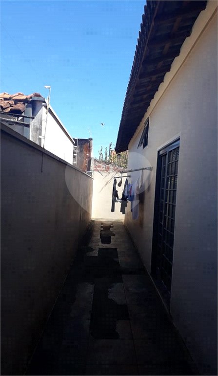 Sobrado com 3 dormitórios, sendo 2 suítes, uma delas master.