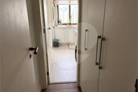Apartamento de 130 m² com três dormitórios, sendo uma suíte, com armários embutidos, dependências de empregado e lavabo