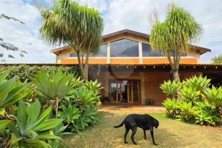 Refúgio de Alto Padrão em Condomínio Fechado: Natureza, Charme e 5.500m² de Terreno