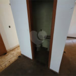 Casa térrea com 5 dormitórios, sendo 2 suítes.