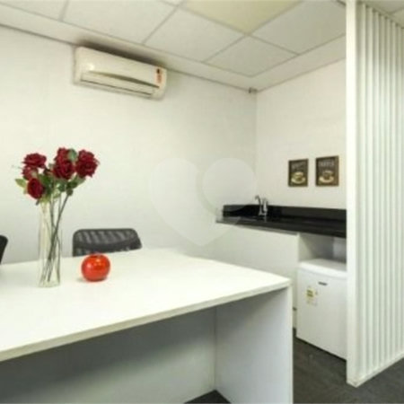Sala comercial com 35m², 1 vaga, 1 banheiro, à venda na Barra Funda.
