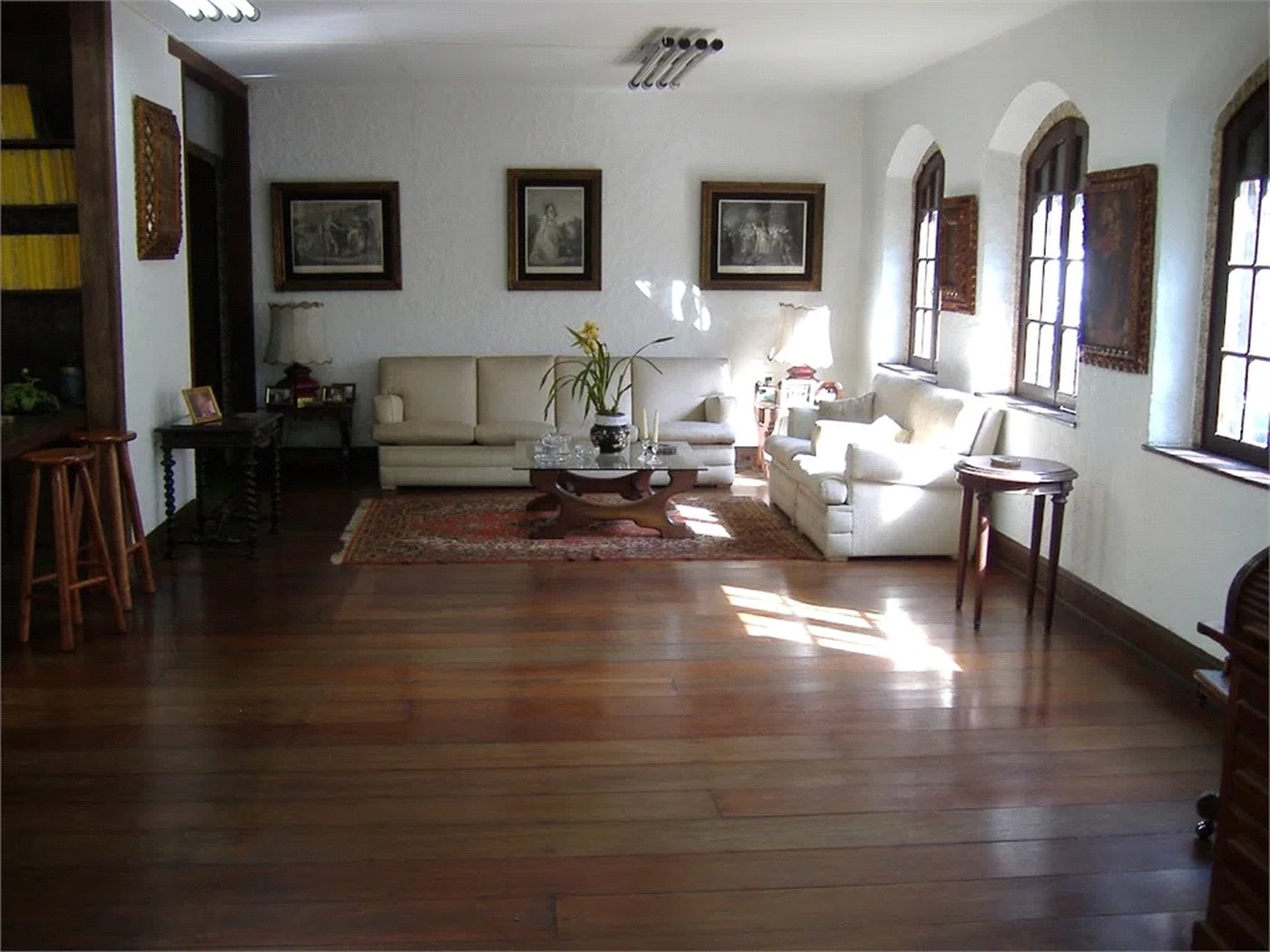 Sobrado em estilo Tudor com edícula independente à venda –