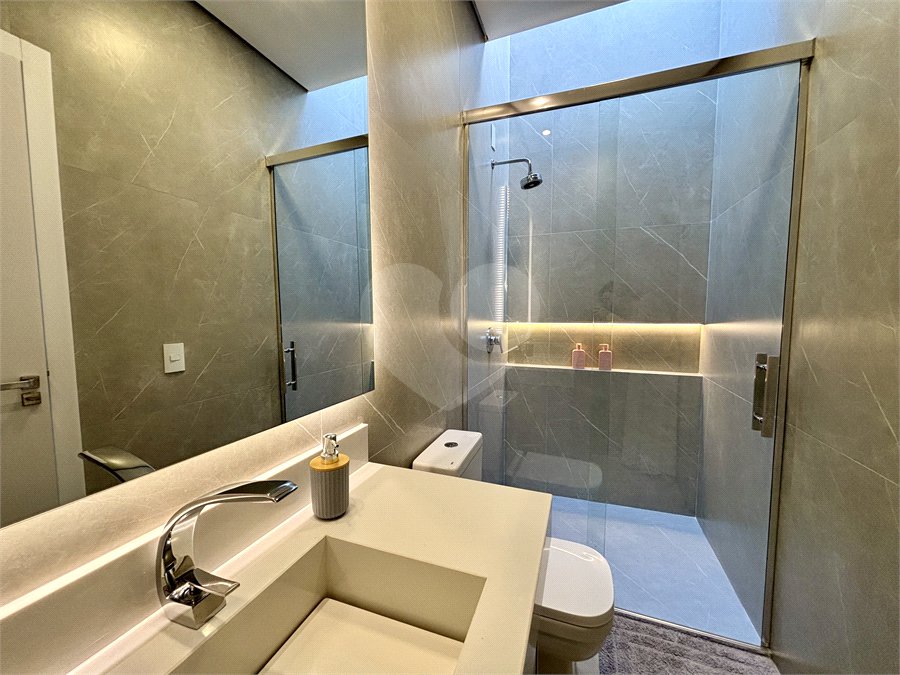 Indaiatuba - Sp - Condominio Maria Candida - R$ 2.250.000,00 - 3 suítes, sendo 1 master com closet e banheiro com duas cubas e dois chuveiros - Escritório - Piscina em Alvenaria aquecida e Hidro com Iluminação - Ar Condicionado instalado em todos os quartos, escritorio, sala e area gourmet