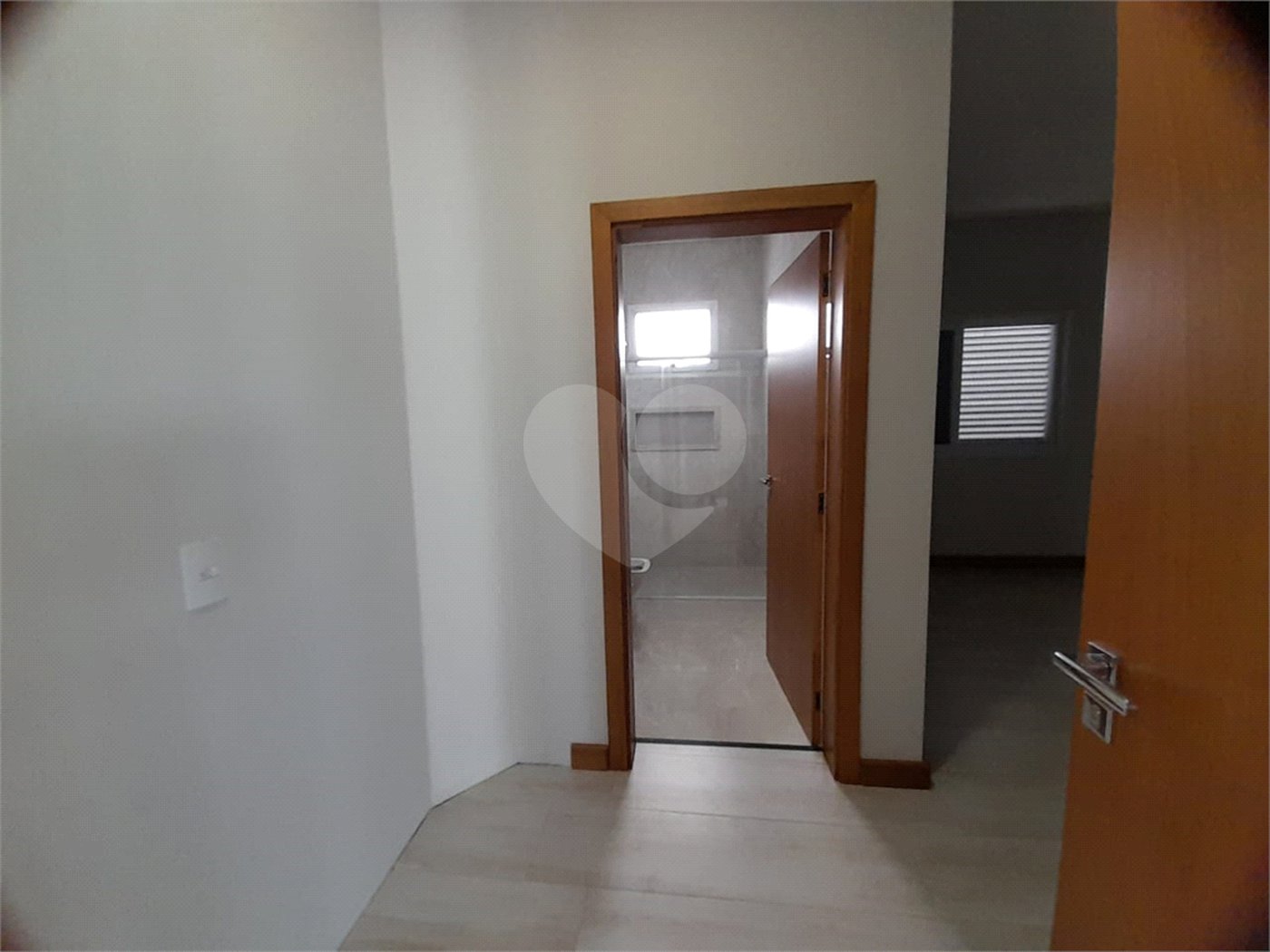 Belíssima Casa à Venda no Condomínio Damha IV
