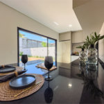 Indaiatuba - Condomínio Milano - Sobrado - 350 m² de terreno - 240 m² de área construída - 4 vagas de garagem, sendo 2 cobertas - Salas de estar e jantar integradas - 3 suítes com closet e varanda no pavimento superior - Escritório no térreo - Espaço gourmet com churrasqueira - Banheiro externo