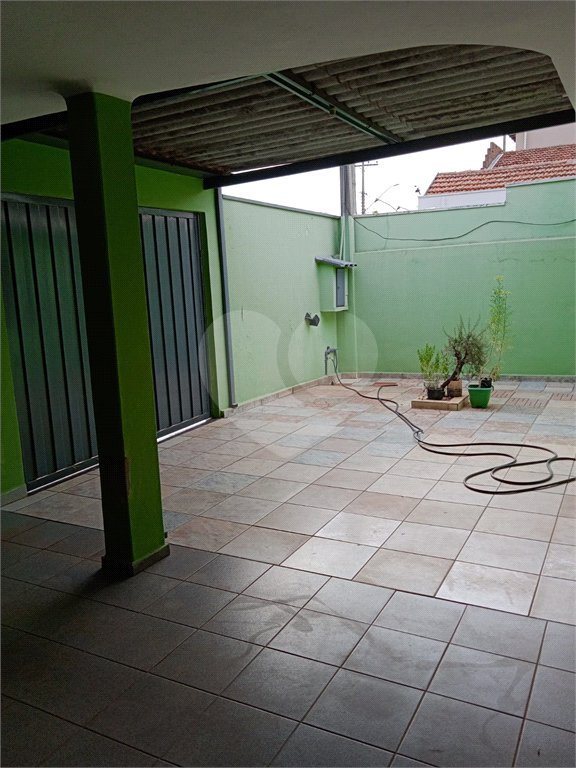 Casa térrea com 3 dormitórios.