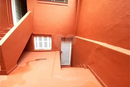 SOBRADO PARA VENDA OU LOCAÇÃO EM PERDIZES COM 3 DORM E 2 VAGAS DE GARAGEM