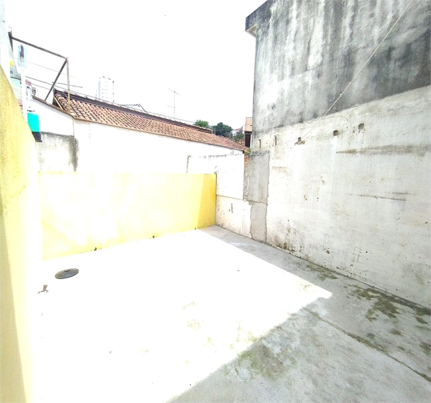 SOBRADO DE 100 M² COM 03 DORMITÓRIOS, VAGA E QUINTAL PARA LOCAÇÃO (OU VENDA) NO JARDIM DO COLEGIO-SANTANA