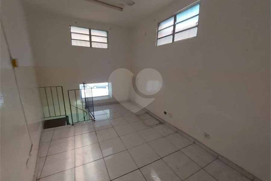 GALPÃO COMERCIAL DE 220,0 M² COM 02 BANHEIROS, COPA COM REFEITORIO, MEZANINO E VAGA DE GARAGEM PARA LOCAÇÃO NA LAPA