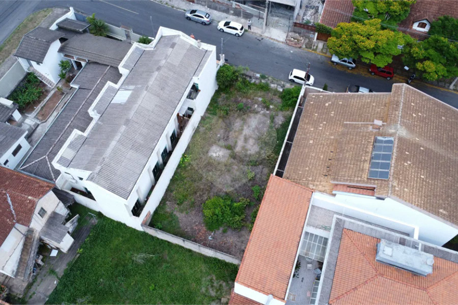 Terreno 300m² à Venda próximo ao centro á poucos metros da Avenida Champagnat