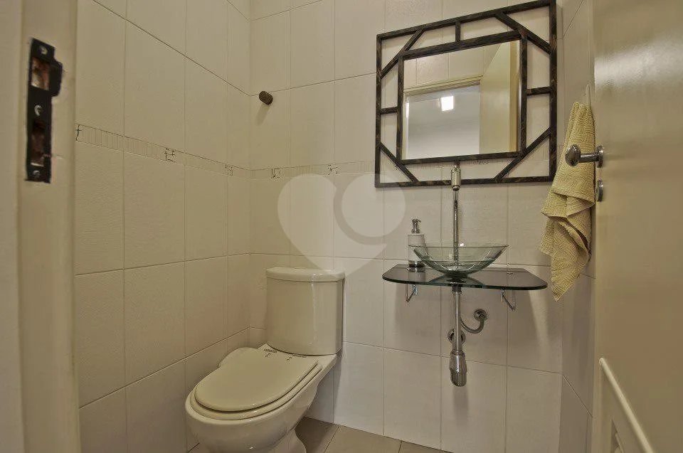 Linda cobertura Duplex om 3 dormitórios, sendo uma suíte com armários e ar condicionado e 2 vagas .