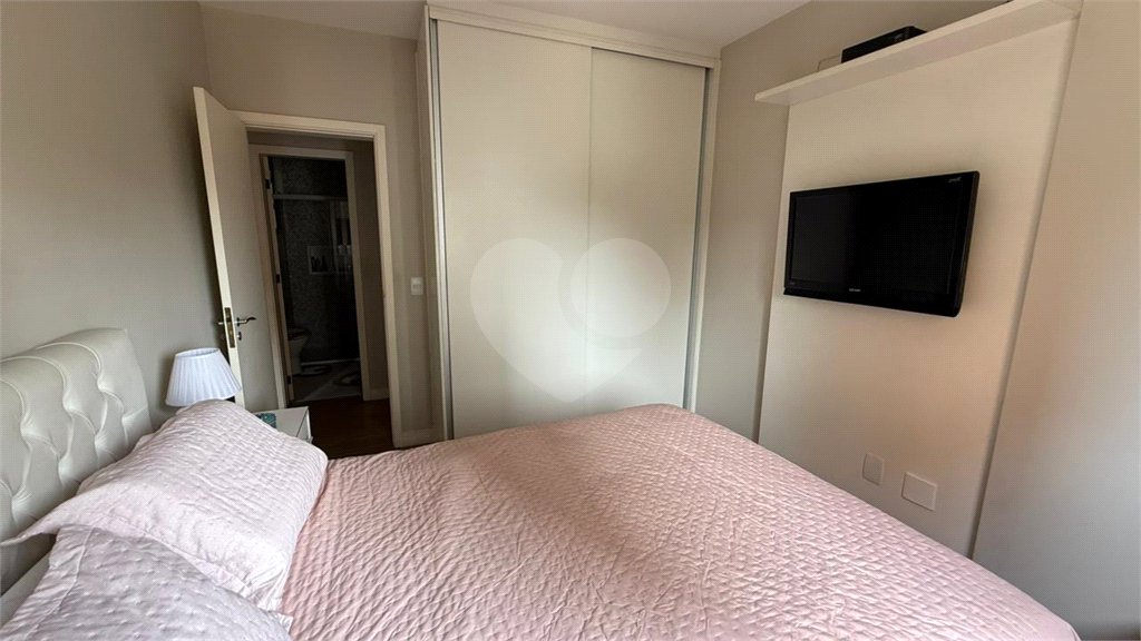 Apartamento de 130 m² com três dormitórios, sendo uma suíte, com armários embutidos, dependências de empregado e lavabo