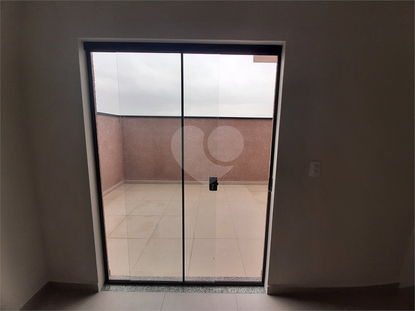 Apartamento COBERTURA com 66m2, 3 quartos, banheiro, sala, cozinha, quintal e 1 vaga