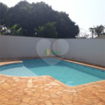 Ampla casa no condomÍnio Parque Fehr, contendo: