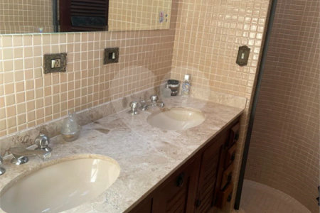 Casa à venda, 742 m², com piscina, 5 suítes, em Embu das Artes