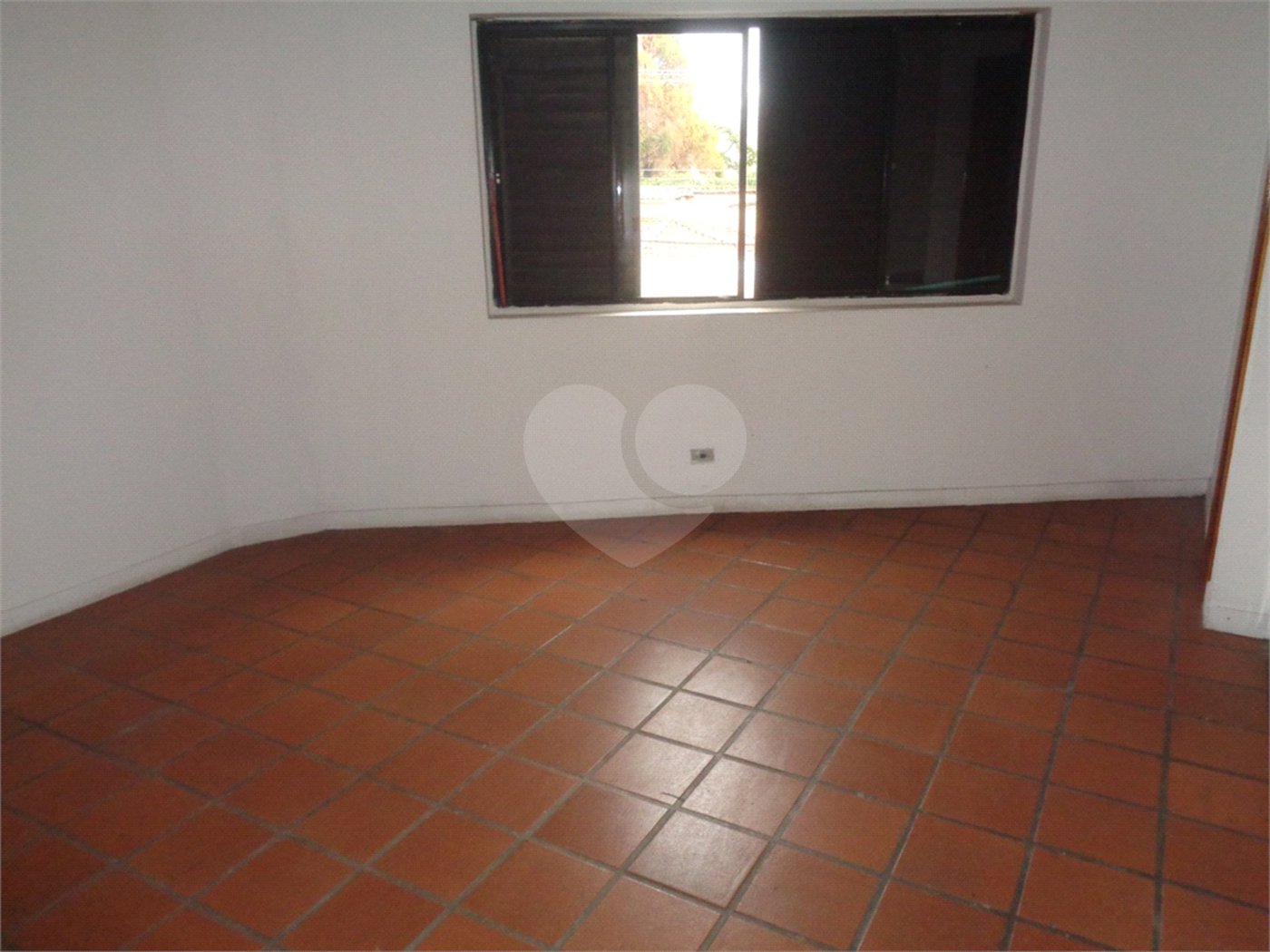Sala comercial 27,5m² para locação na Av. Lucas Nogueira Garcdz - Atibaia - SP