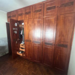 Casa espaçosa e confortável em um bairro tranquilo a venda.