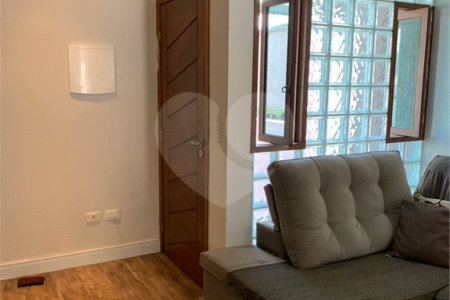 Sobrado com 3 quartos e garagem para 5 veículos.