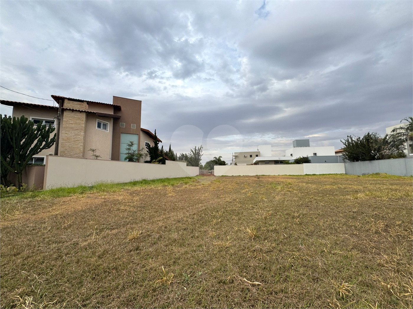 Terreno de 480m2 á venda, no condomínio Damha I, em São Carlos.
