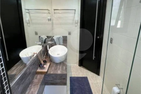 Apartamento LINDO reformado 4 dormitórios, sendo 2 suítes 1 mster, closet varandas integradas.