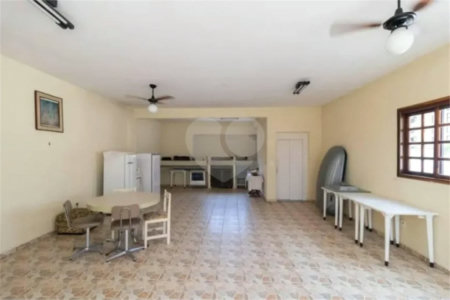 Casa com 3 dormitórios sendo 3 suítes com 03 vagas de garagem.