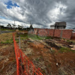 LOTE DE ESQUINA NO CONDOMINIO RESIDENCIAL DAMHA IV
