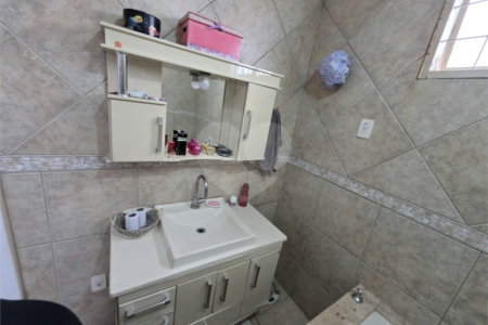 Casa térrea à venda no Douradinho com 2 quartos e edícula com mais dois quartos e 2 banheiros.