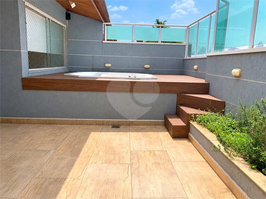Cobertura de 255 m² com 3 dormitórios, 1 suíte, cozinha planejada, 2 vagas e área gourmet com churrasqueira.