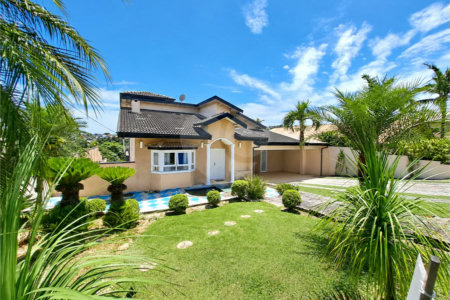 Casa à venda no Condomínio Estância Marambaia, Vinhedo | 3 suítes, piscina e terreno de 810 m²