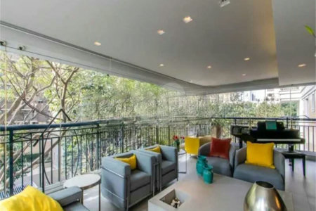 Apartamento de 306m² na melhor região de Moema, 3 suítes, 5 vagas, varanda gourmet, depósito, fora de rota