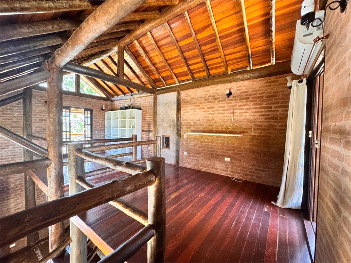 Casa "pé na água" à venda em condomínio fechado – Bragança Paulista/SP Com 305m² de Á/C e 1.305m² ÁT
