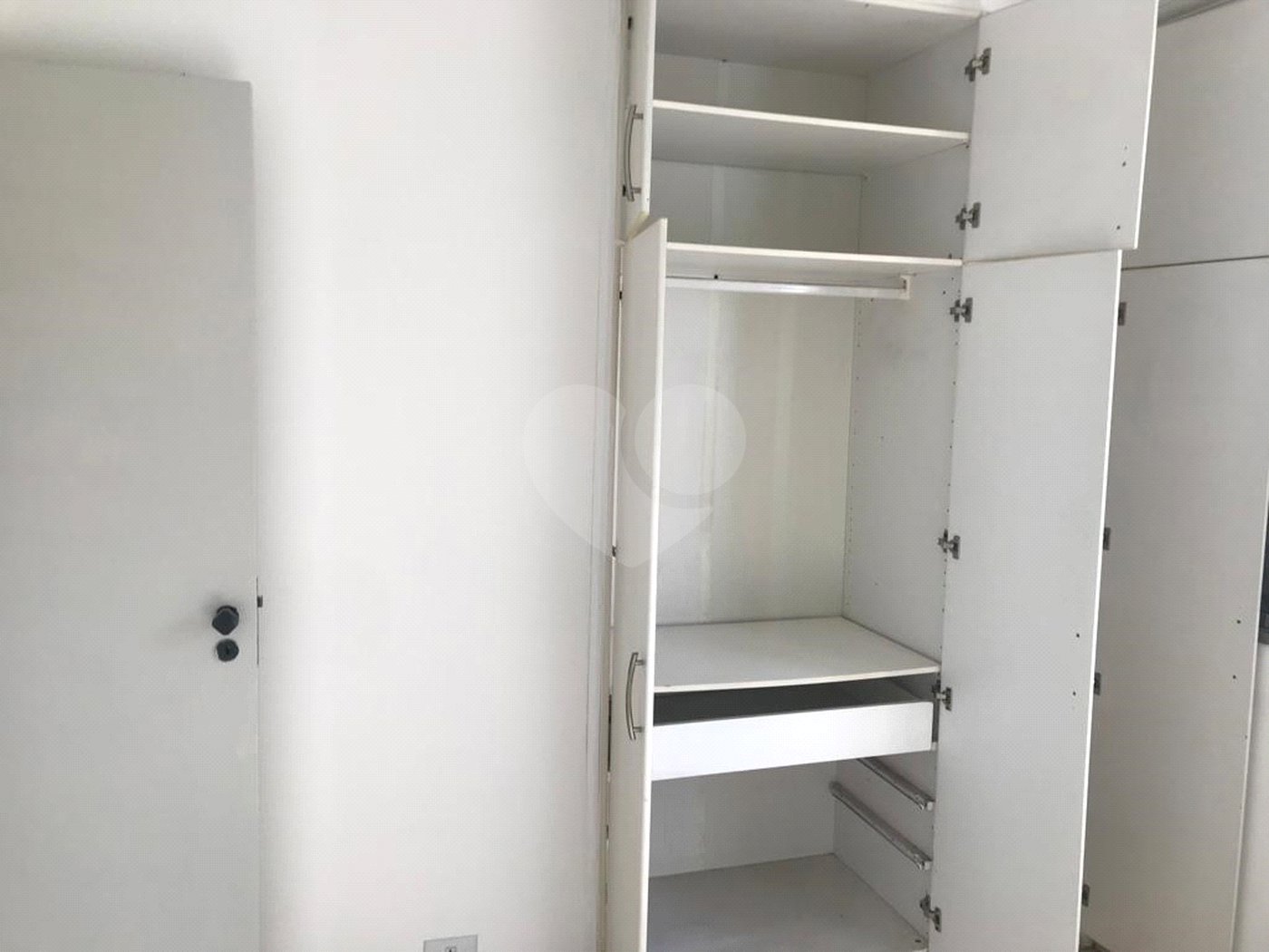 Espaço e Segurança no Bom Retiro: Apartamento de 100 m² com Infraestrutura Completa