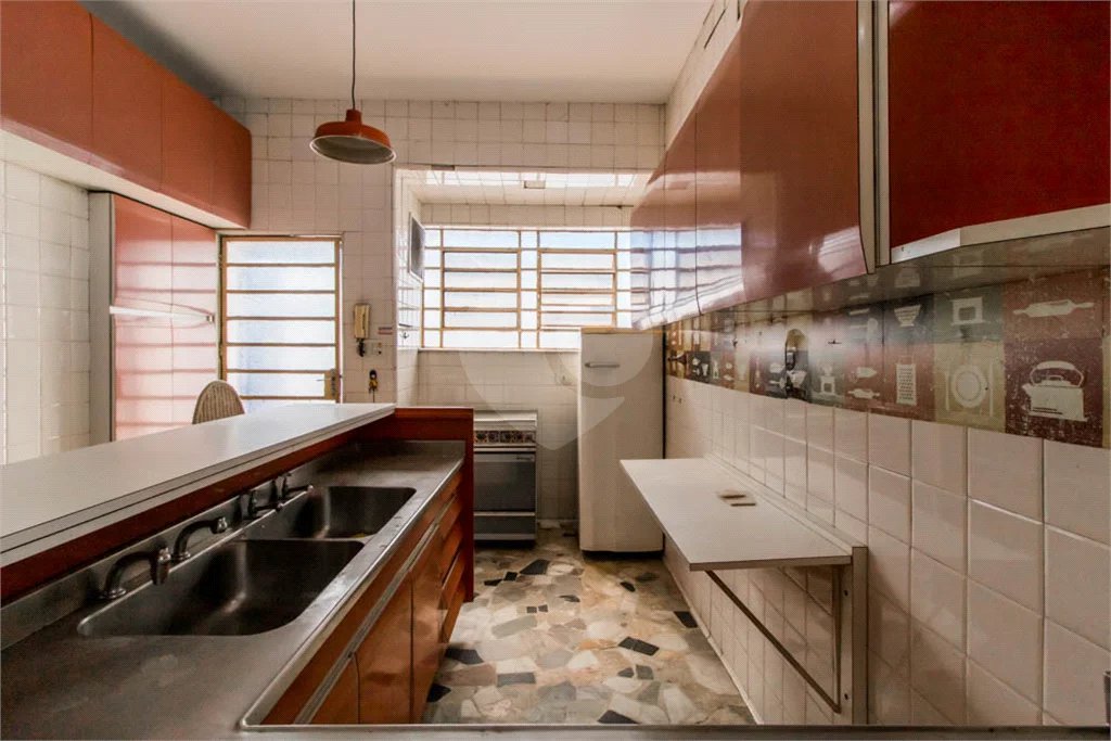 Casa à venda em Moema de 280m² com 4 dormitórios, sendo 1 suíte e 2 vagas de garagem.