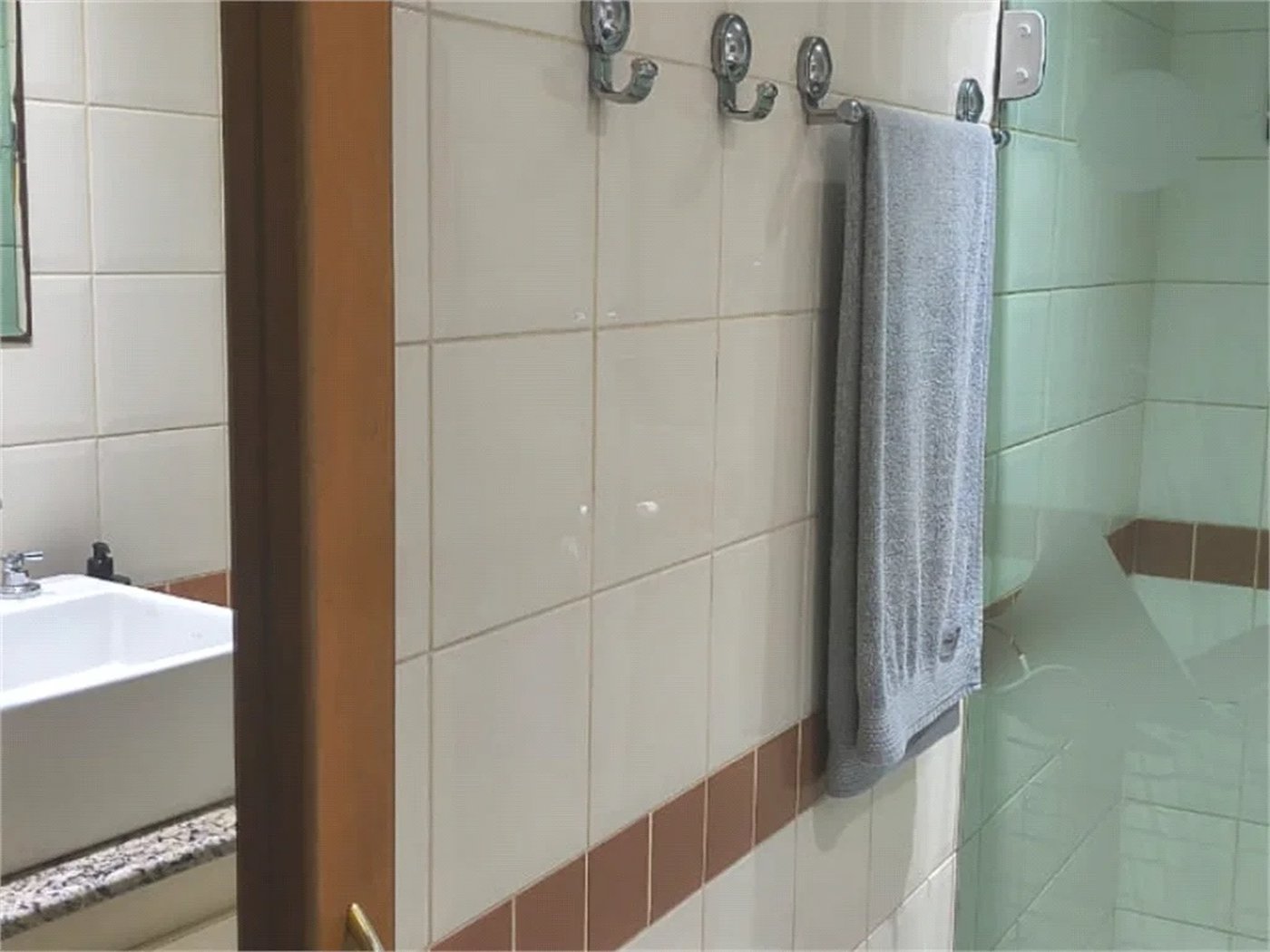 Oportunidade Imperdível: Conforto e Vista Privilegiada! ?Localizado estrategicamente em frente ao Tietê Plaza Shopping, este apartamento é o equilíbrio perfeito entre sofisticação e praticidade. 75m2 Área Útil com 3 Dorms , sendo 1 suite , com VAGA LIVRE DEMARCADA .