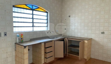 Casa espaçosa com 3 quartos, suíte, quintal e 2 vagas na Vila Santa Catarina