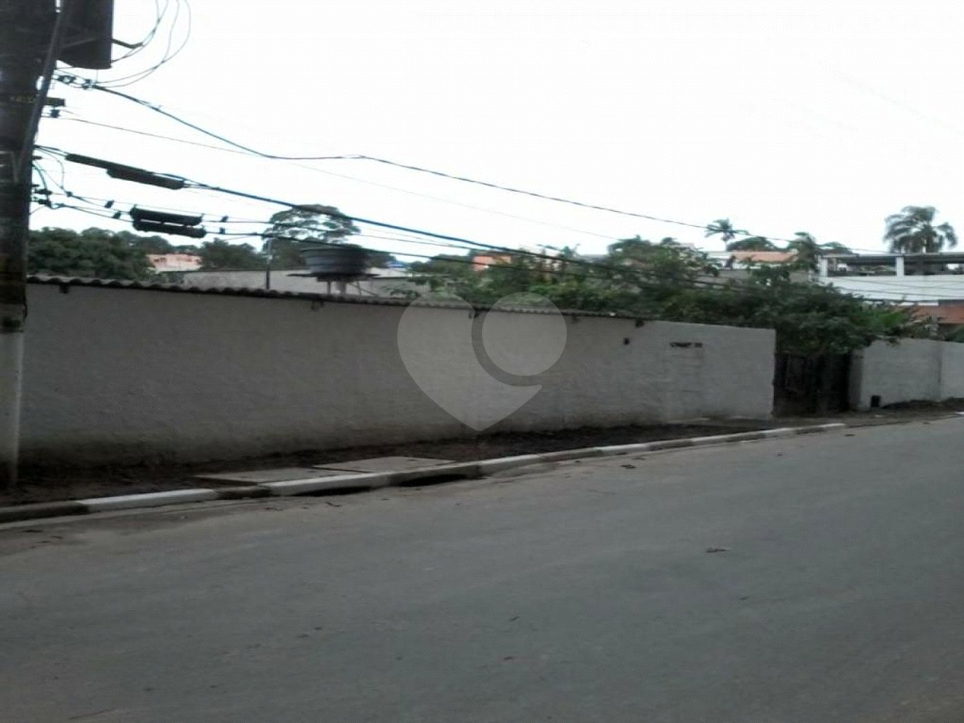 Terreno plano, com 12.000 M² disponivel para construção. Venha fazer uma visita.