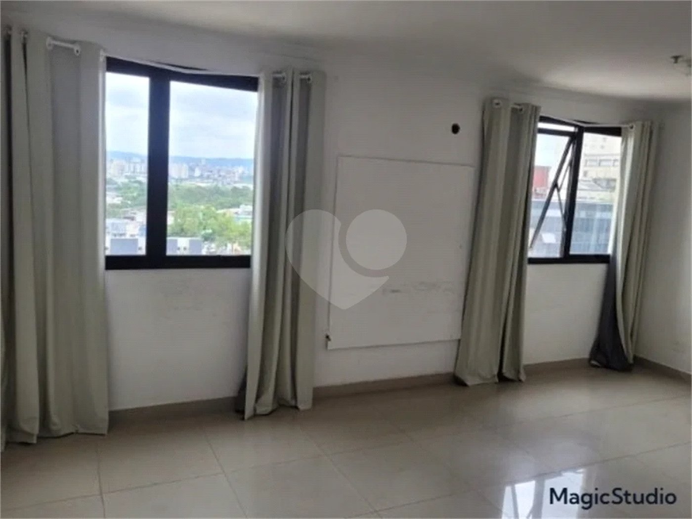 Sala comercial com 35m² , 1 vaga , 1 banheiro , à venda na Penha.