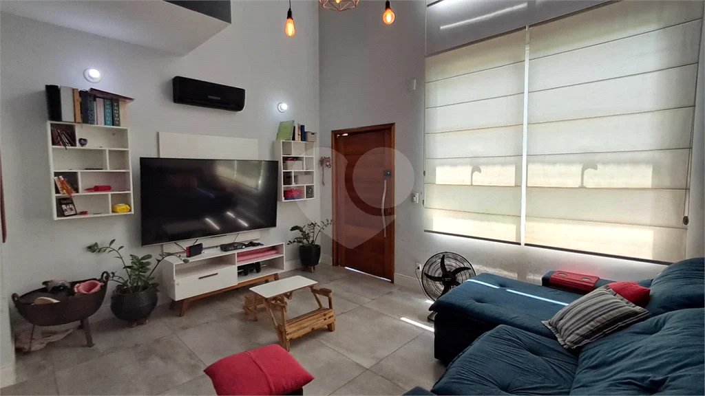 Casa à Venda no Golden Park – 4 Quartos, Churrasqueira e Piscina!