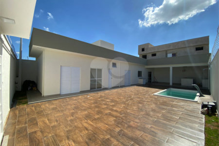 Casa térrea com piscina para venda no Residencial Arcoville