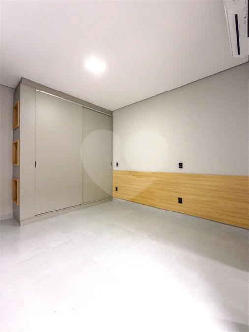 Indaiatuba - Jardim Bom sucesso - Área total: 150m² - Área construída: 115m² - 3 dormitórios sendo 1 suíte com armário planejado;Sala para dois ambientes; Banheiros com box gabinetes e espelhos; Área gourmet com churrasqueira a carvão e móveis planejados; Lavanderia coberta; Ar condicionado na sala